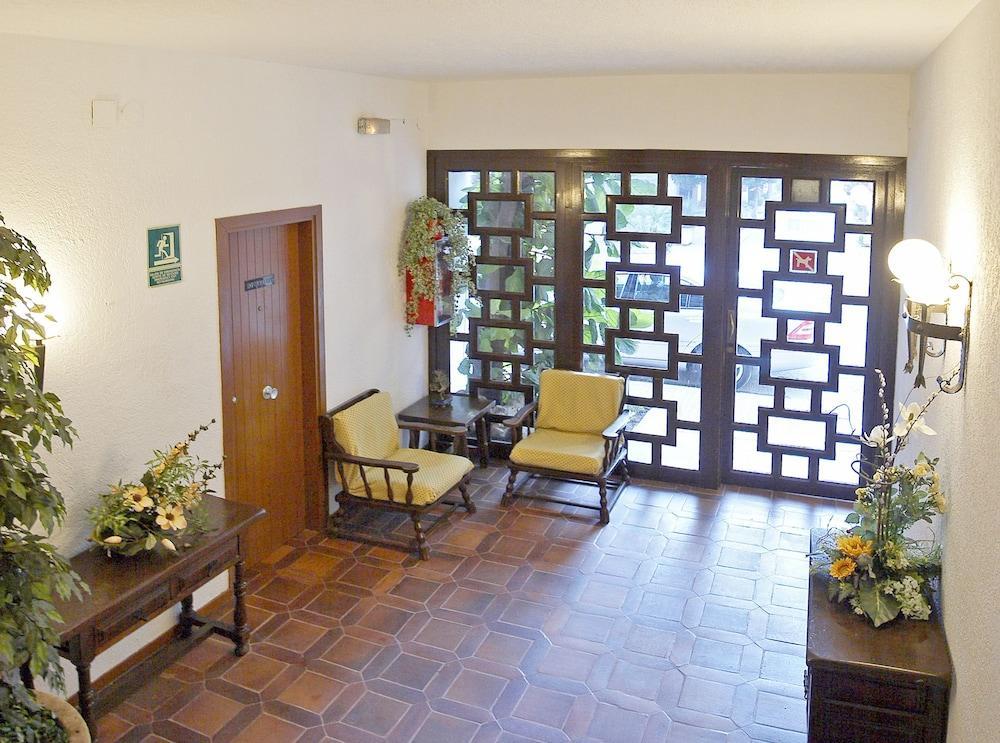 Apartamentos Bon Lloc Санта Еулалия дел Рио Екстериор снимка