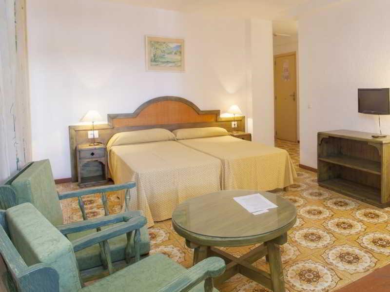 Apartamentos Bon Lloc Санта Еулалия дел Рио Екстериор снимка
