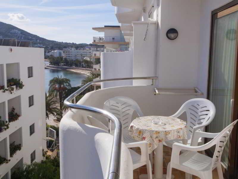 Apartamentos Bon Lloc Санта Еулалия дел Рио Екстериор снимка