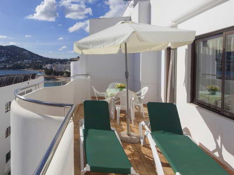 Apartamentos Bon Lloc Санта Еулалия дел Рио Екстериор снимка