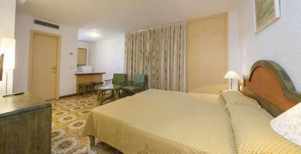Apartamentos Bon Lloc Санта Еулалия дел Рио Екстериор снимка
