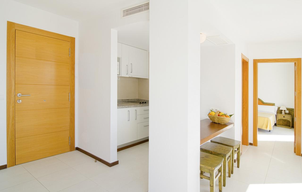 Apartamentos Bon Lloc Санта Еулалия дел Рио Екстериор снимка