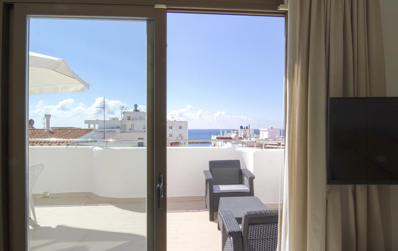 Apartamentos Bon Lloc Санта Еулалия дел Рио Екстериор снимка