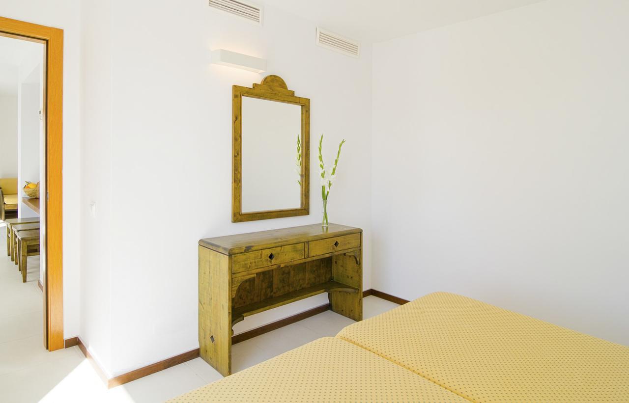 Apartamentos Bon Lloc Санта Еулалия дел Рио Екстериор снимка