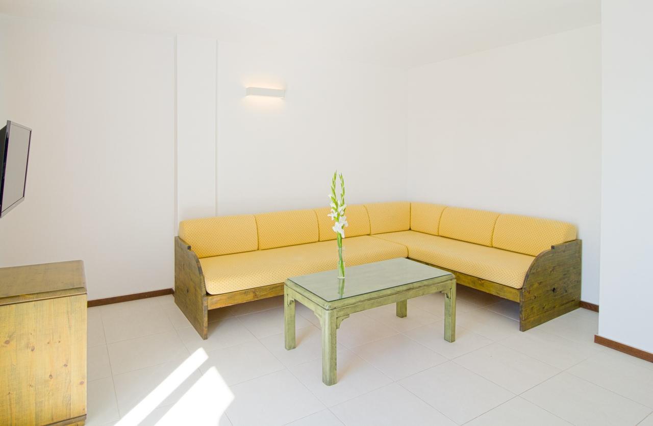 Apartamentos Bon Lloc Санта Еулалия дел Рио Екстериор снимка
