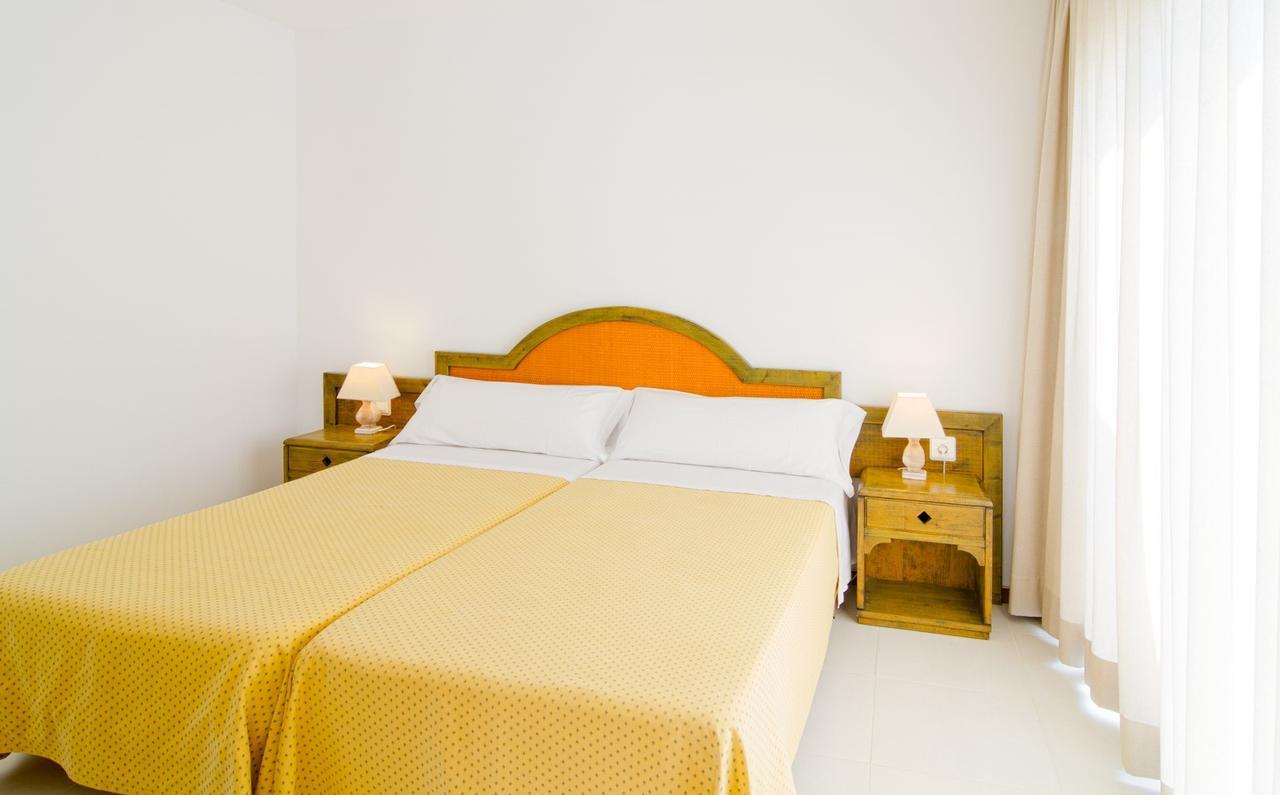 Apartamentos Bon Lloc Санта Еулалия дел Рио Екстериор снимка