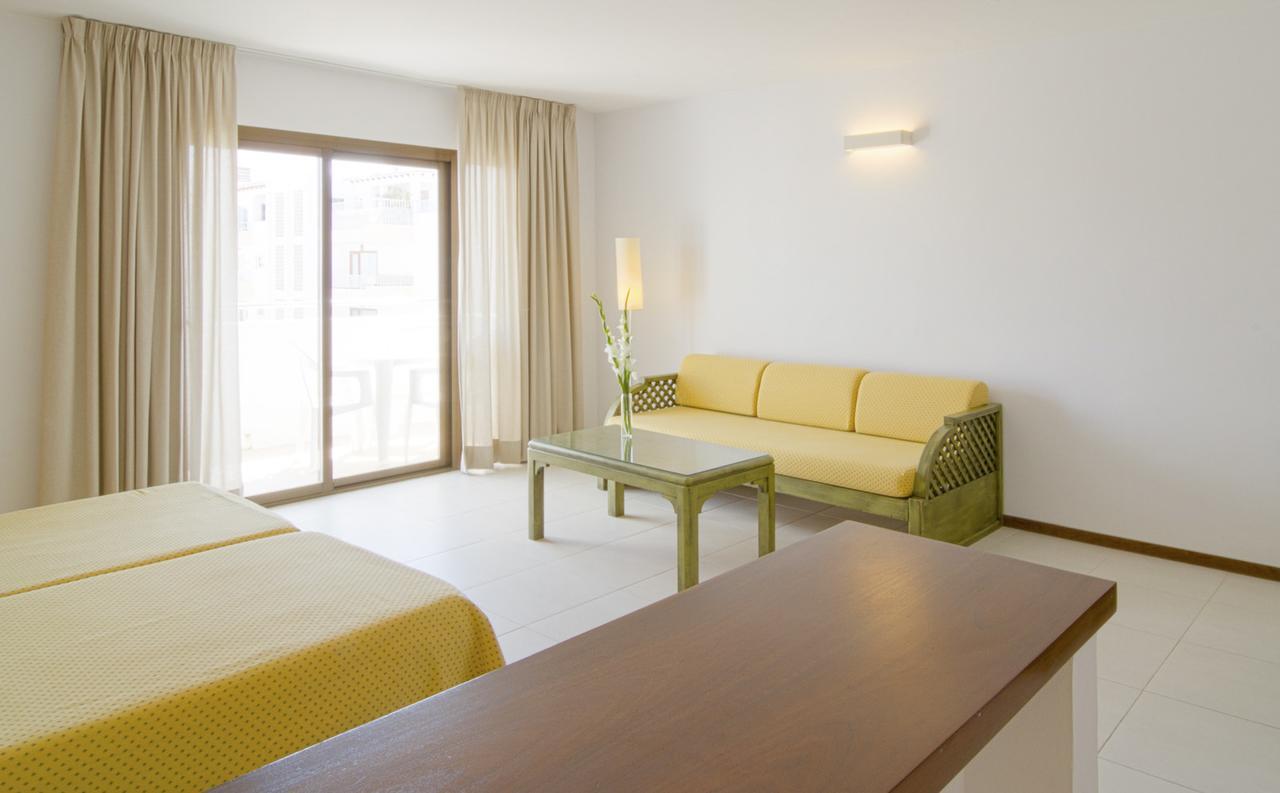 Apartamentos Bon Lloc Санта Еулалия дел Рио Екстериор снимка