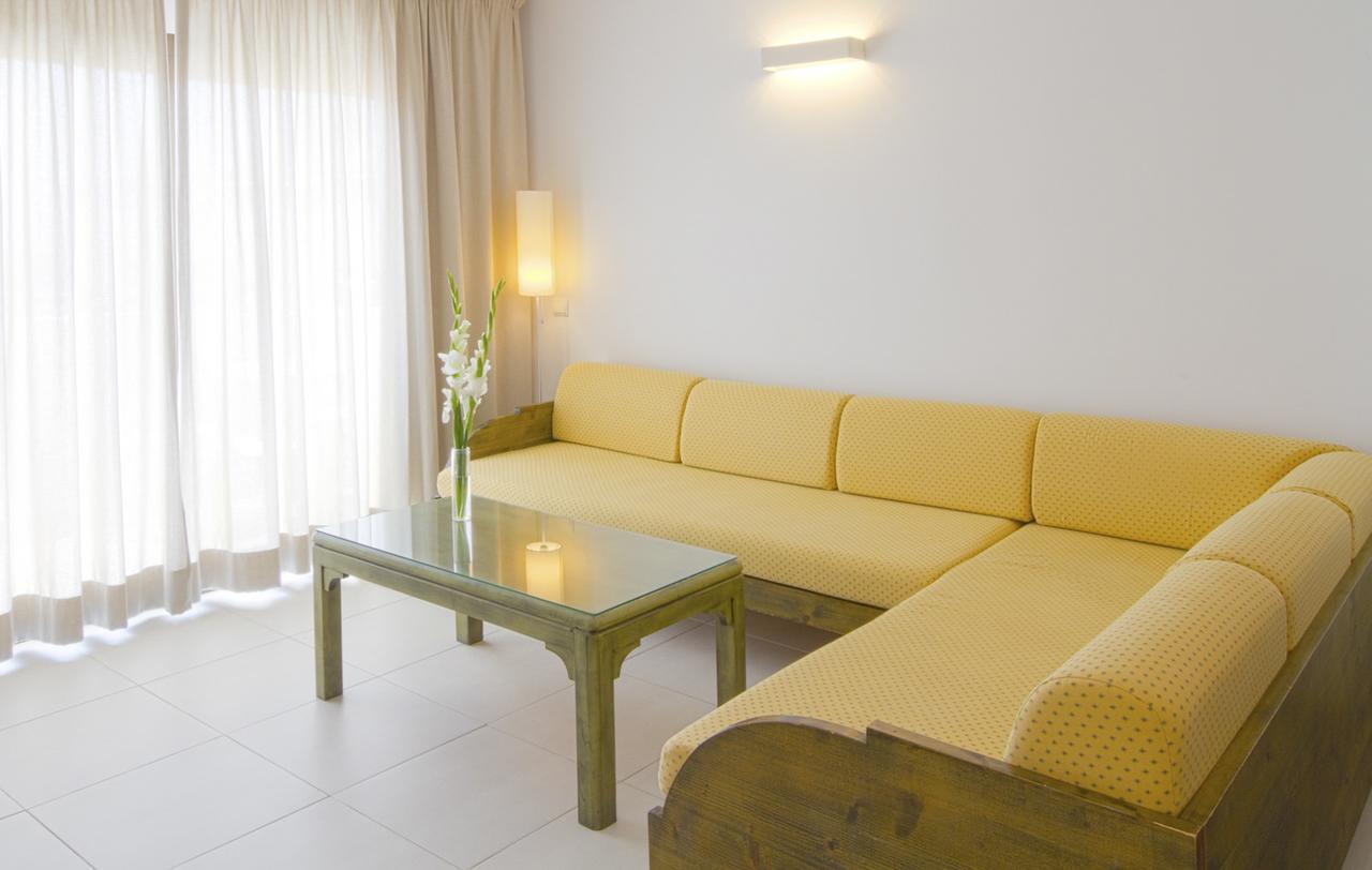 Apartamentos Bon Lloc Санта Еулалия дел Рио Екстериор снимка
