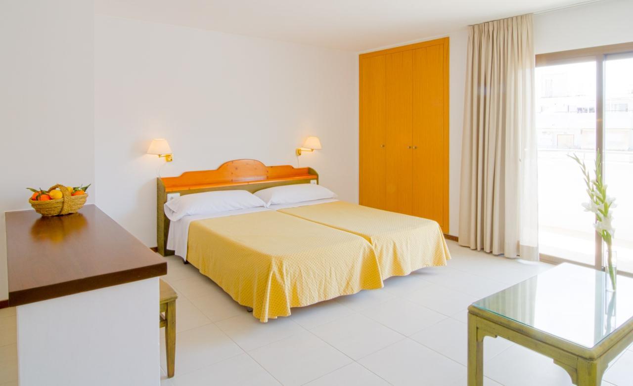 Apartamentos Bon Lloc Санта Еулалия дел Рио Екстериор снимка