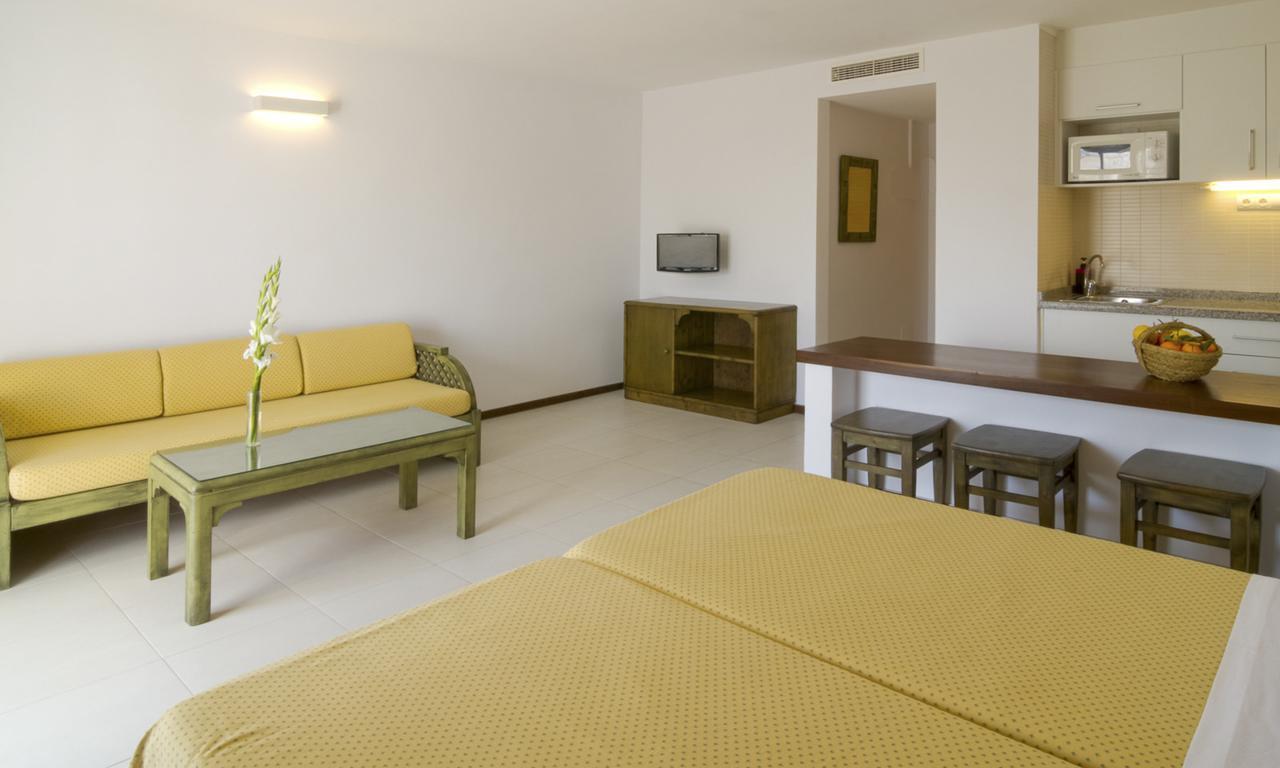Apartamentos Bon Lloc Санта Еулалия дел Рио Екстериор снимка