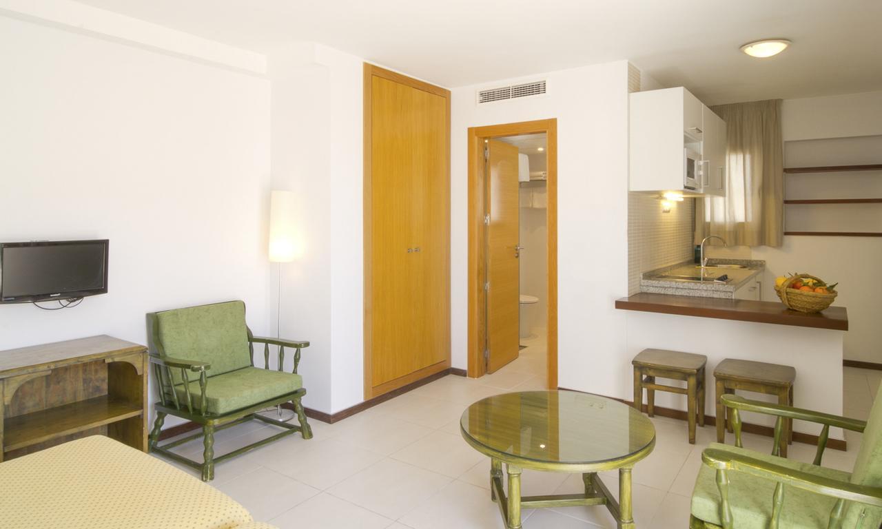 Apartamentos Bon Lloc Санта Еулалия дел Рио Екстериор снимка