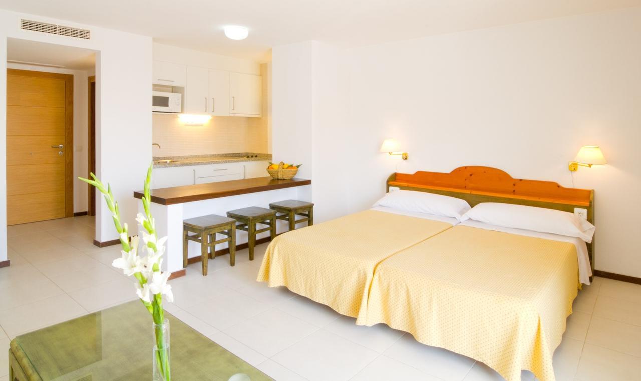 Apartamentos Bon Lloc Санта Еулалия дел Рио Екстериор снимка