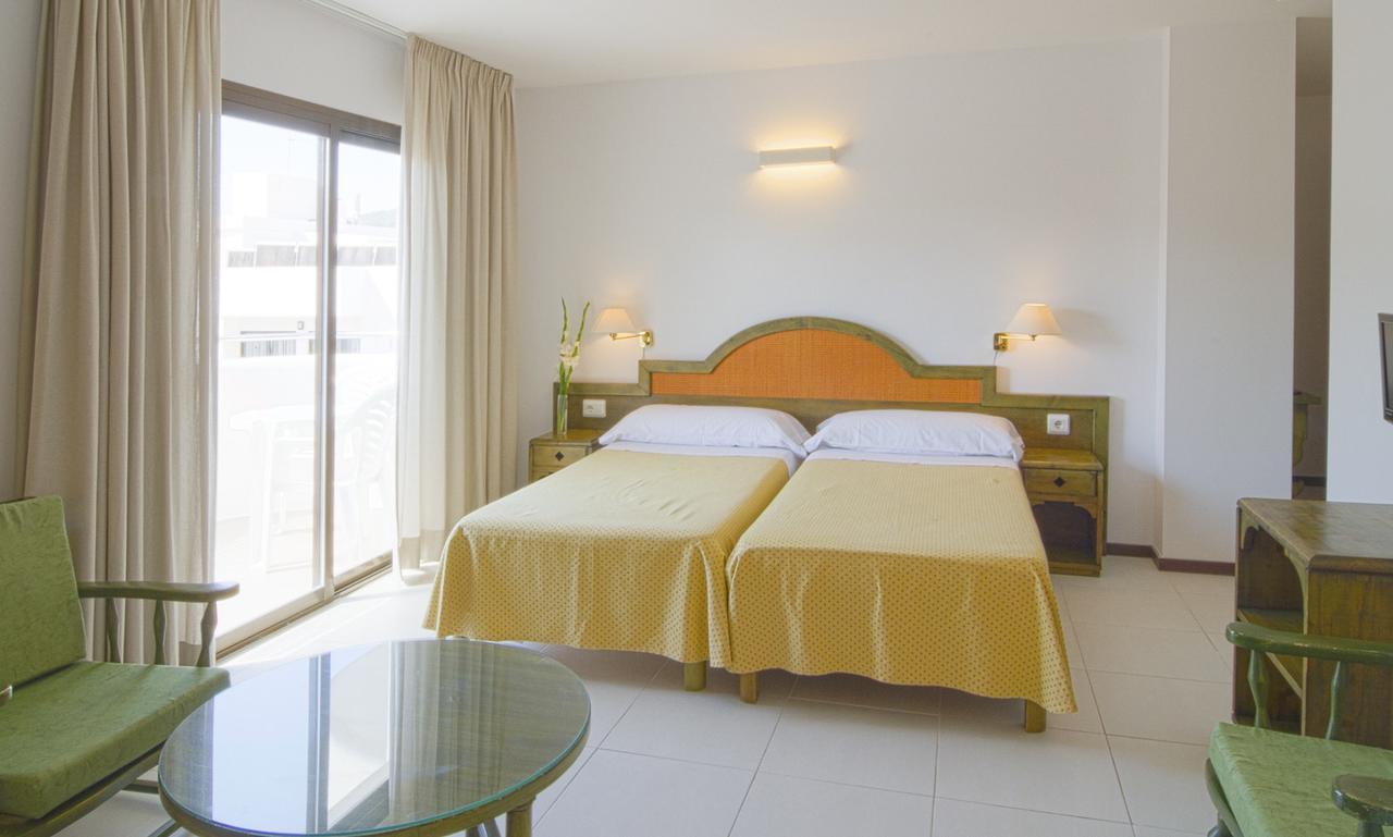 Apartamentos Bon Lloc Санта Еулалия дел Рио Екстериор снимка