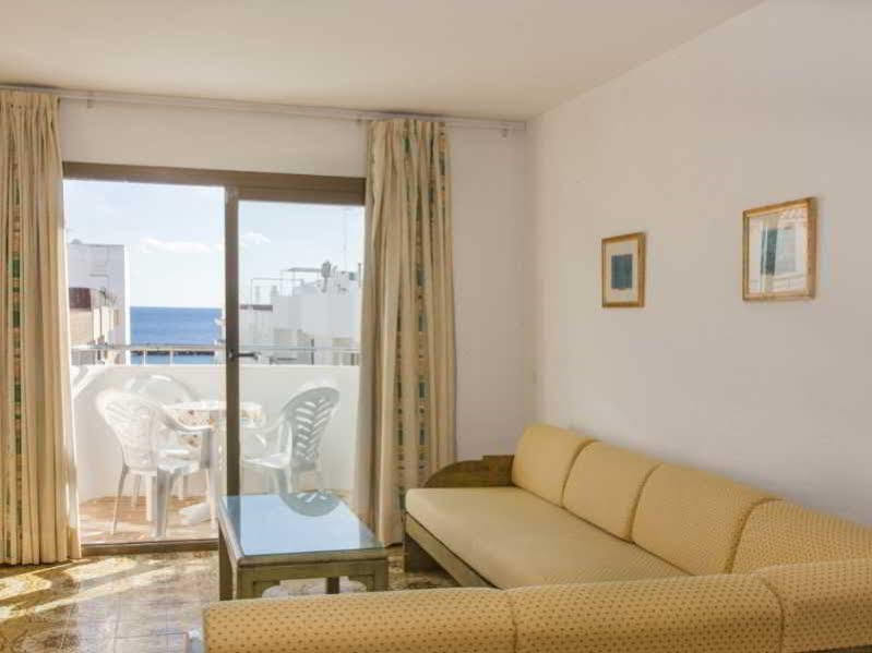 Apartamentos Bon Lloc Санта Еулалия дел Рио Екстериор снимка
