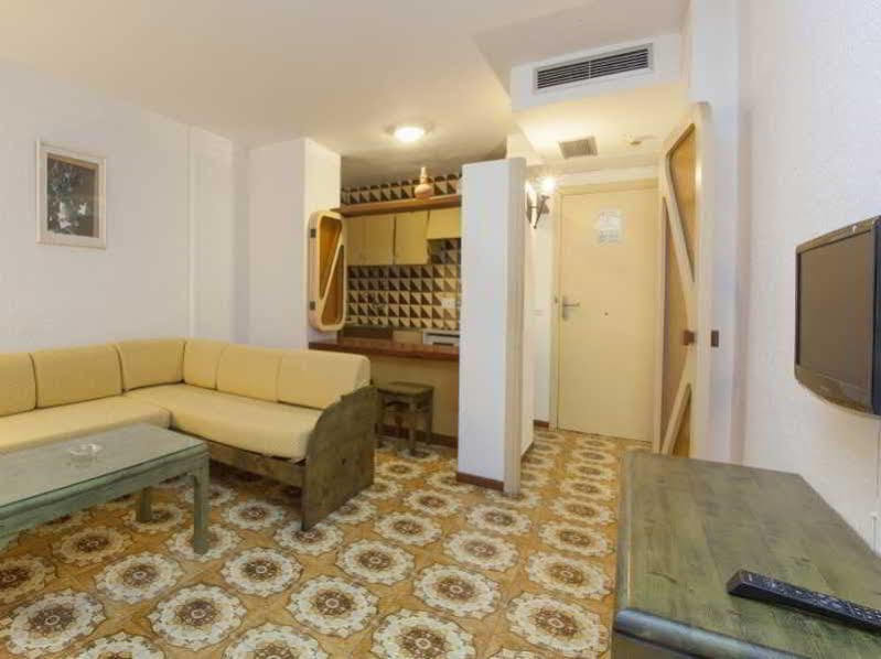 Apartamentos Bon Lloc Санта Еулалия дел Рио Екстериор снимка