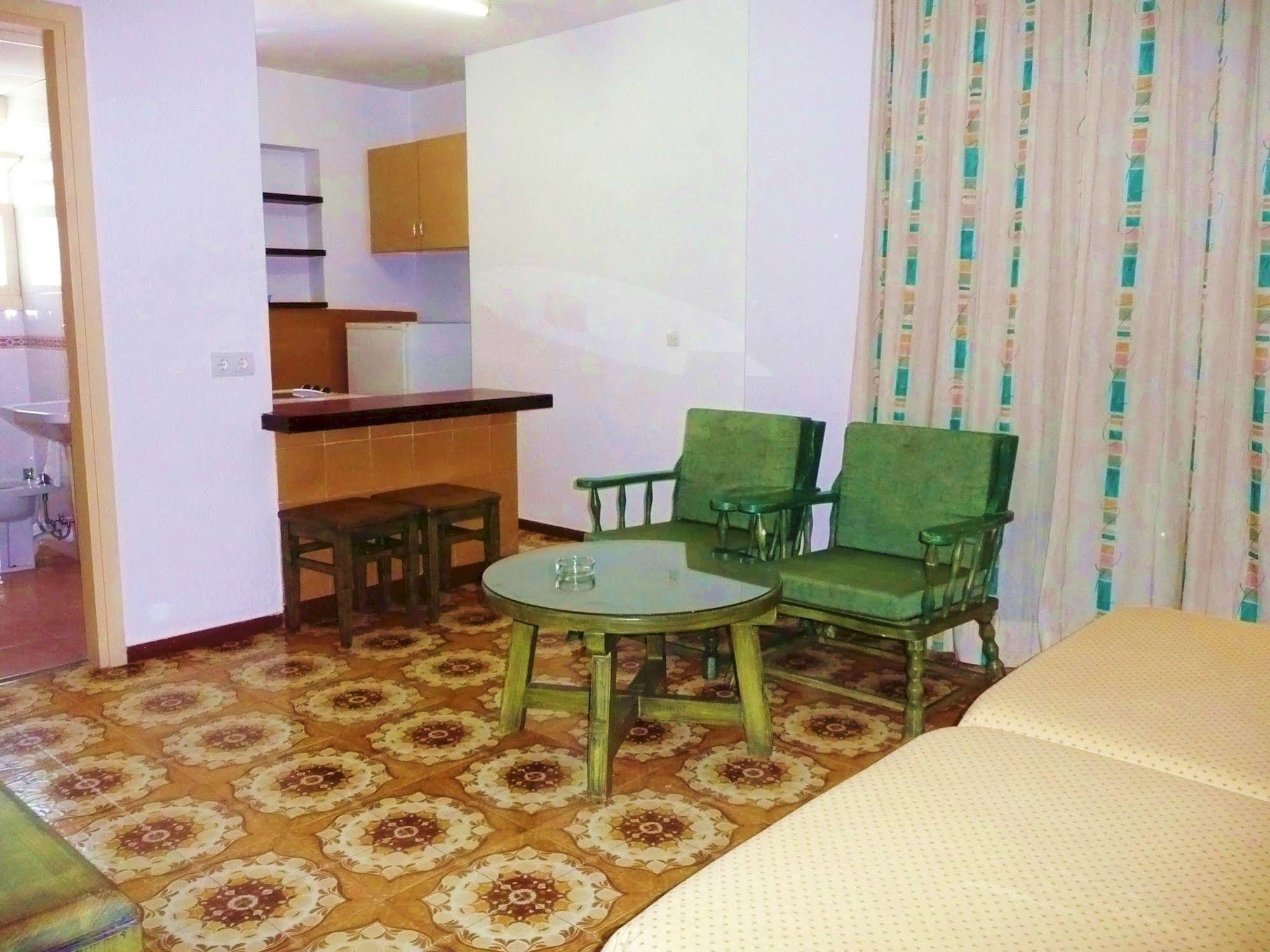 Apartamentos Bon Lloc Санта Еулалия дел Рио Екстериор снимка