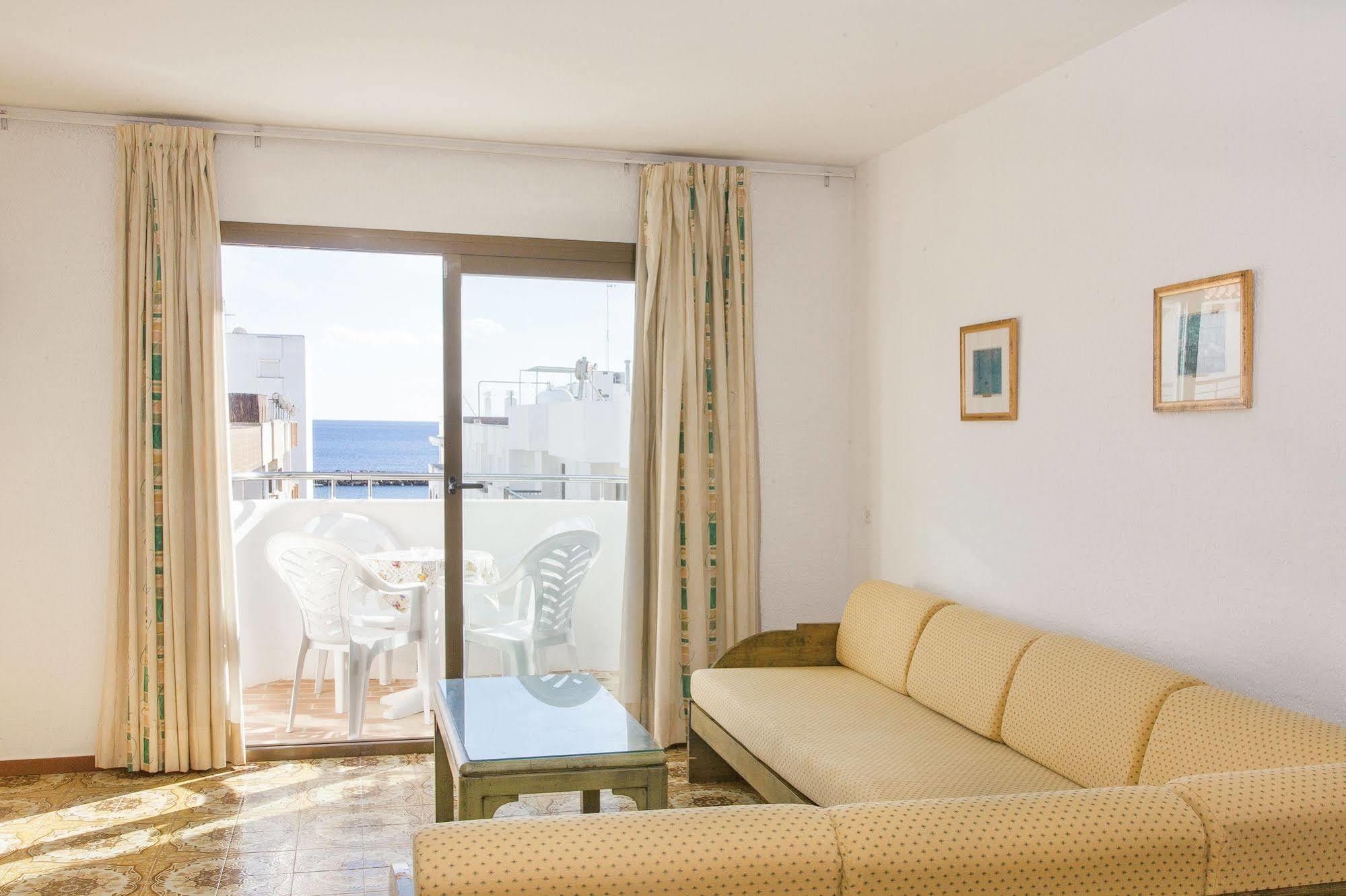 Apartamentos Bon Lloc Санта Еулалия дел Рио Екстериор снимка