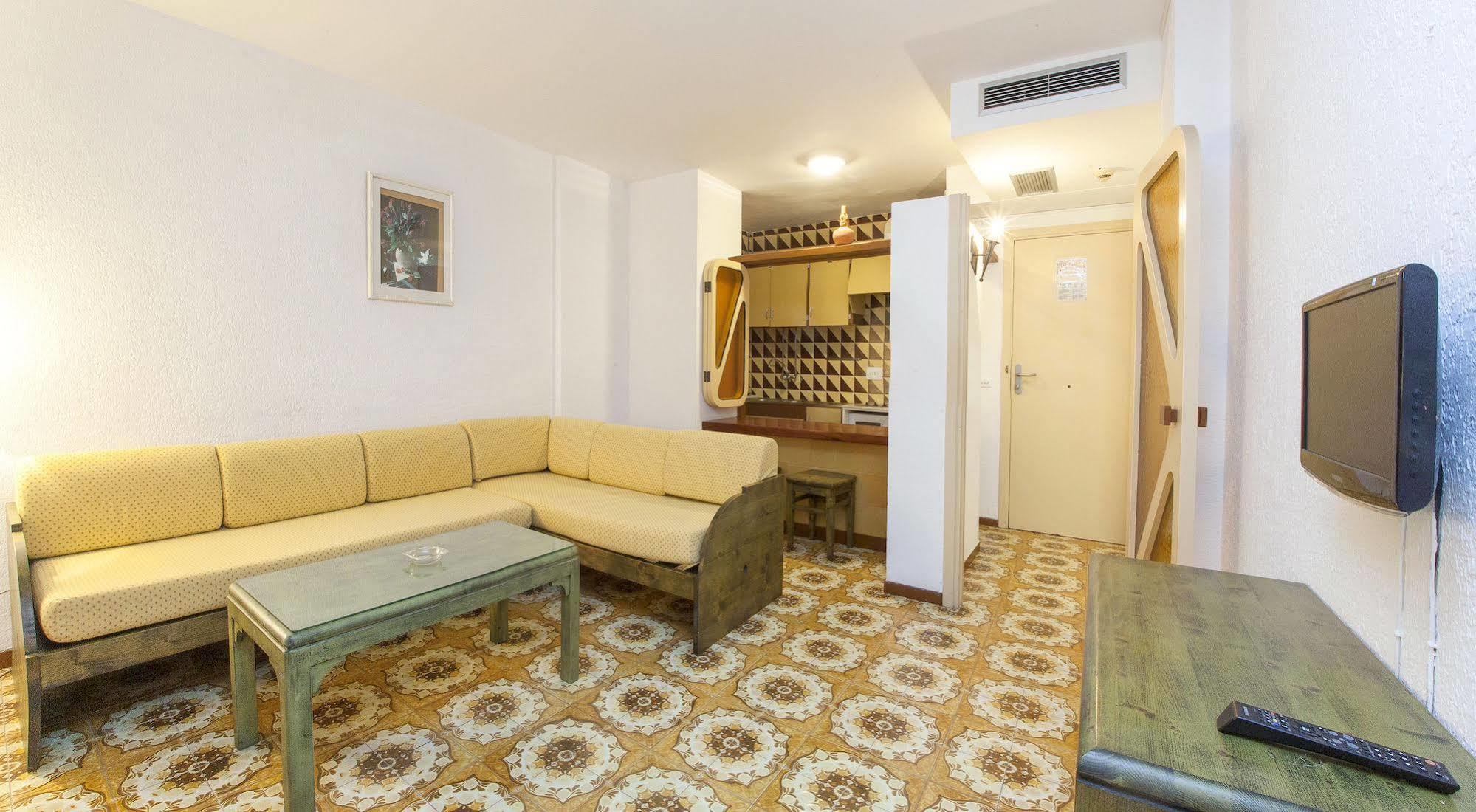Apartamentos Bon Lloc Санта Еулалия дел Рио Екстериор снимка