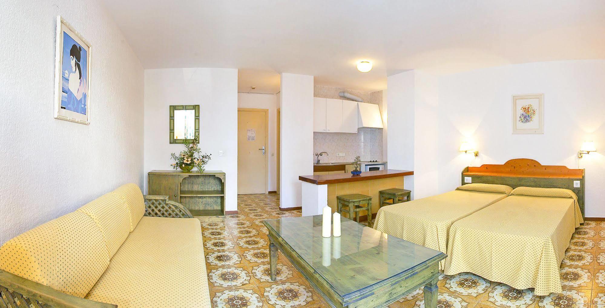 Apartamentos Bon Lloc Санта Еулалия дел Рио Екстериор снимка