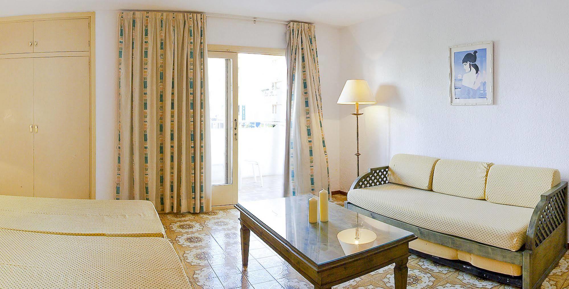 Apartamentos Bon Lloc Санта Еулалия дел Рио Екстериор снимка