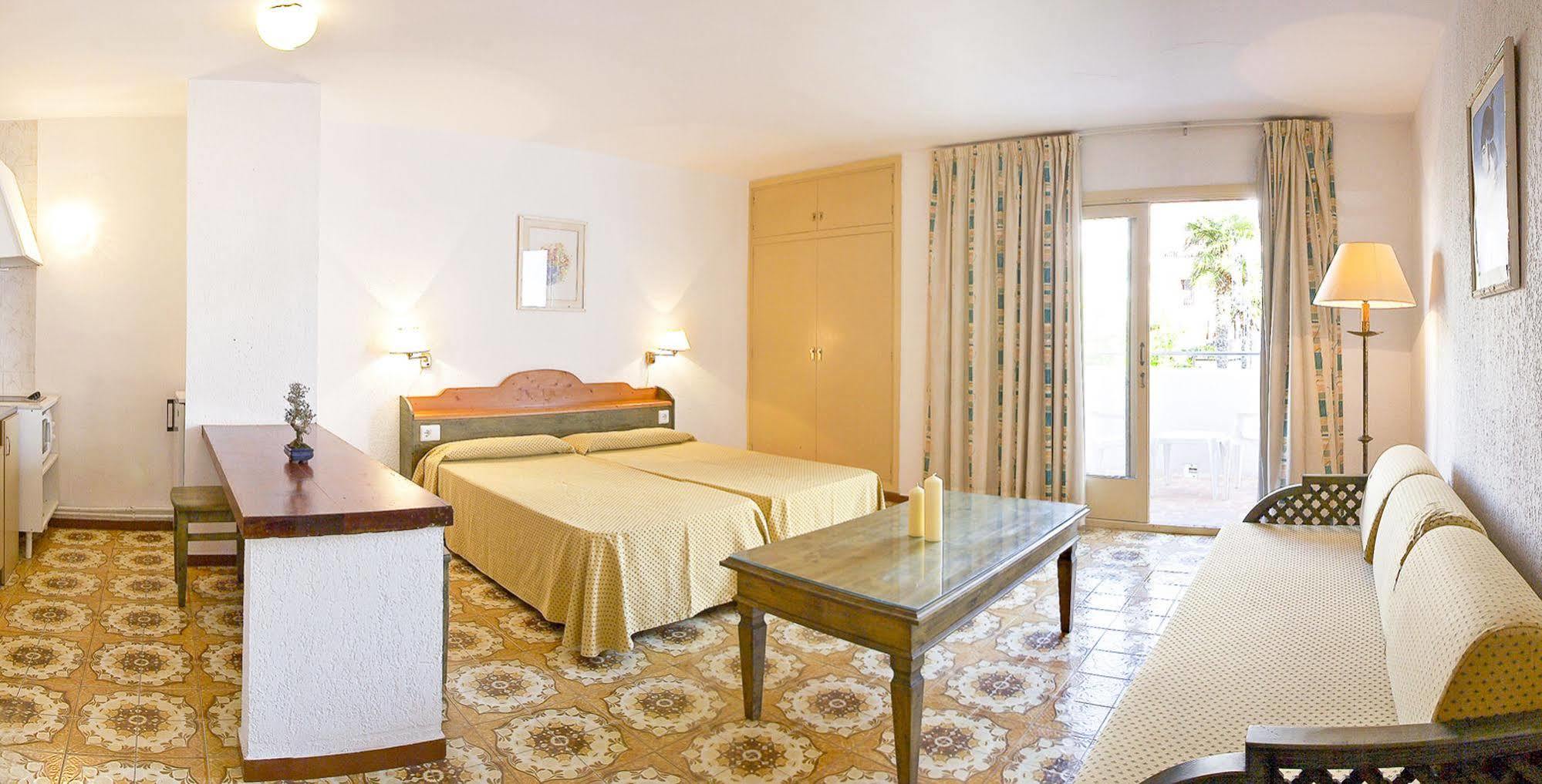 Apartamentos Bon Lloc Санта Еулалия дел Рио Екстериор снимка