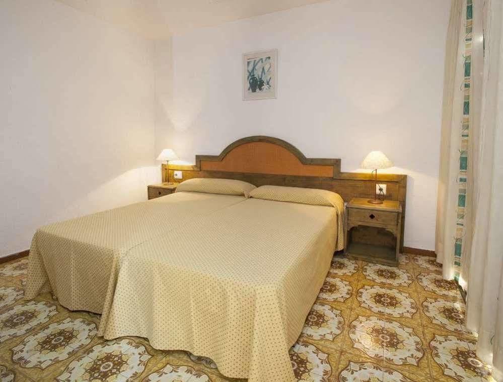 Apartamentos Bon Lloc Санта Еулалия дел Рио Екстериор снимка
