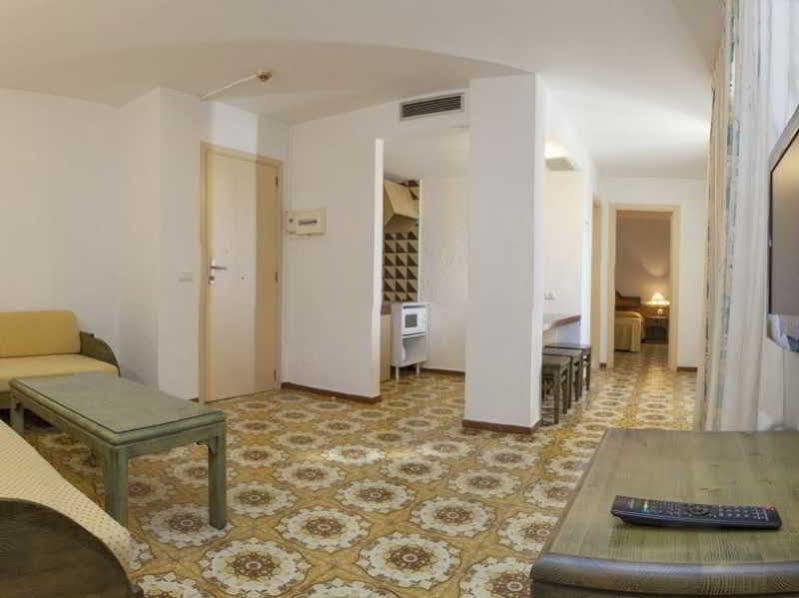 Apartamentos Bon Lloc Санта Еулалия дел Рио Екстериор снимка