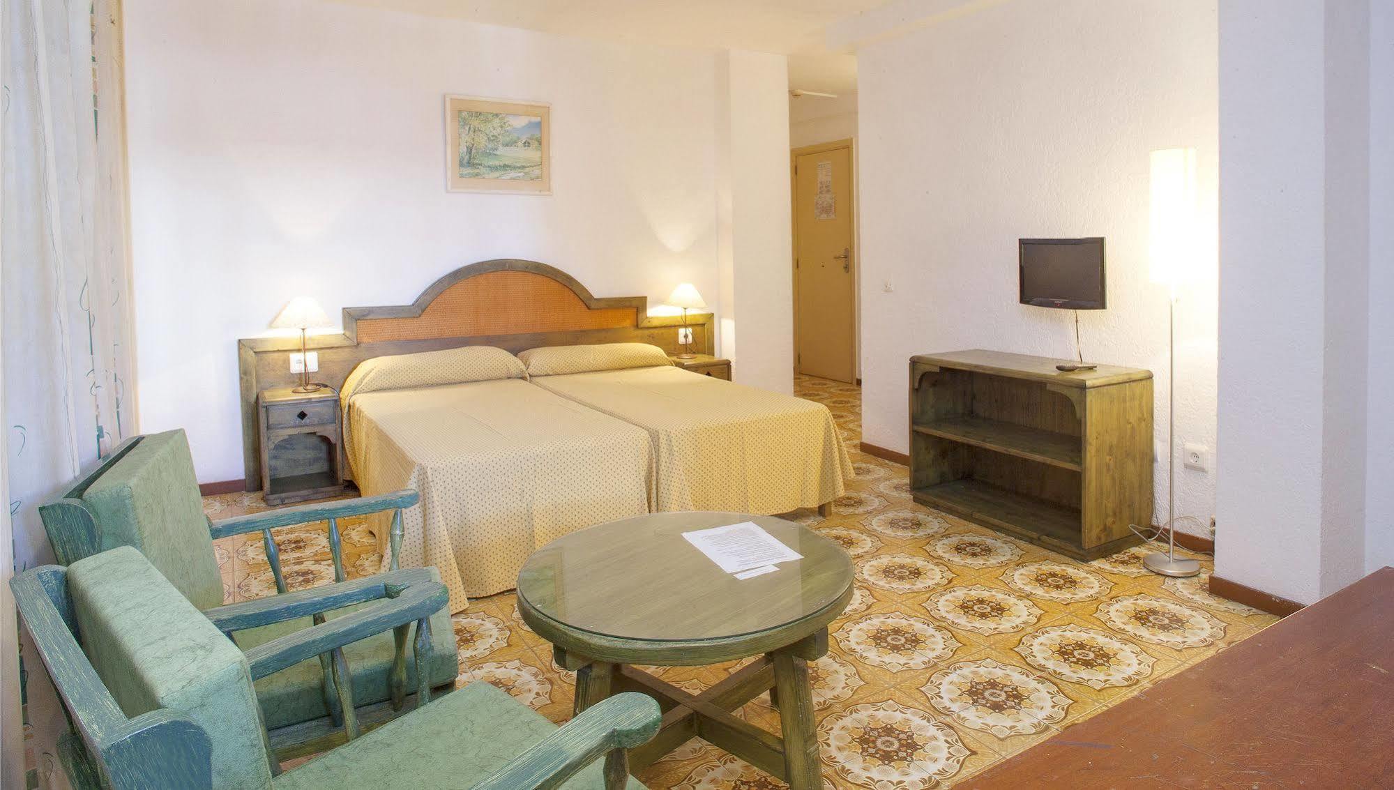 Apartamentos Bon Lloc Санта Еулалия дел Рио Екстериор снимка