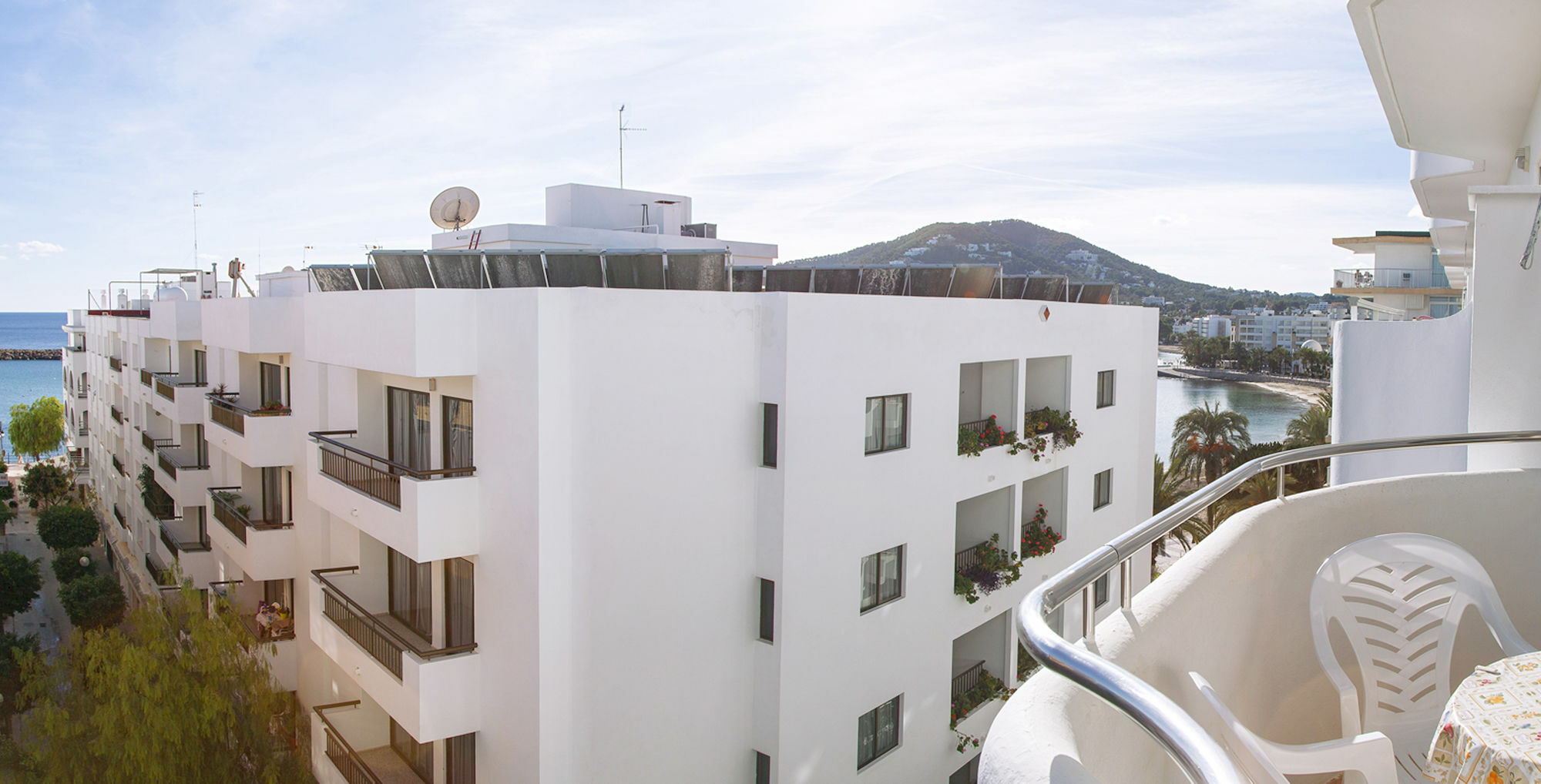 Apartamentos Bon Lloc Санта Еулалия дел Рио Екстериор снимка
