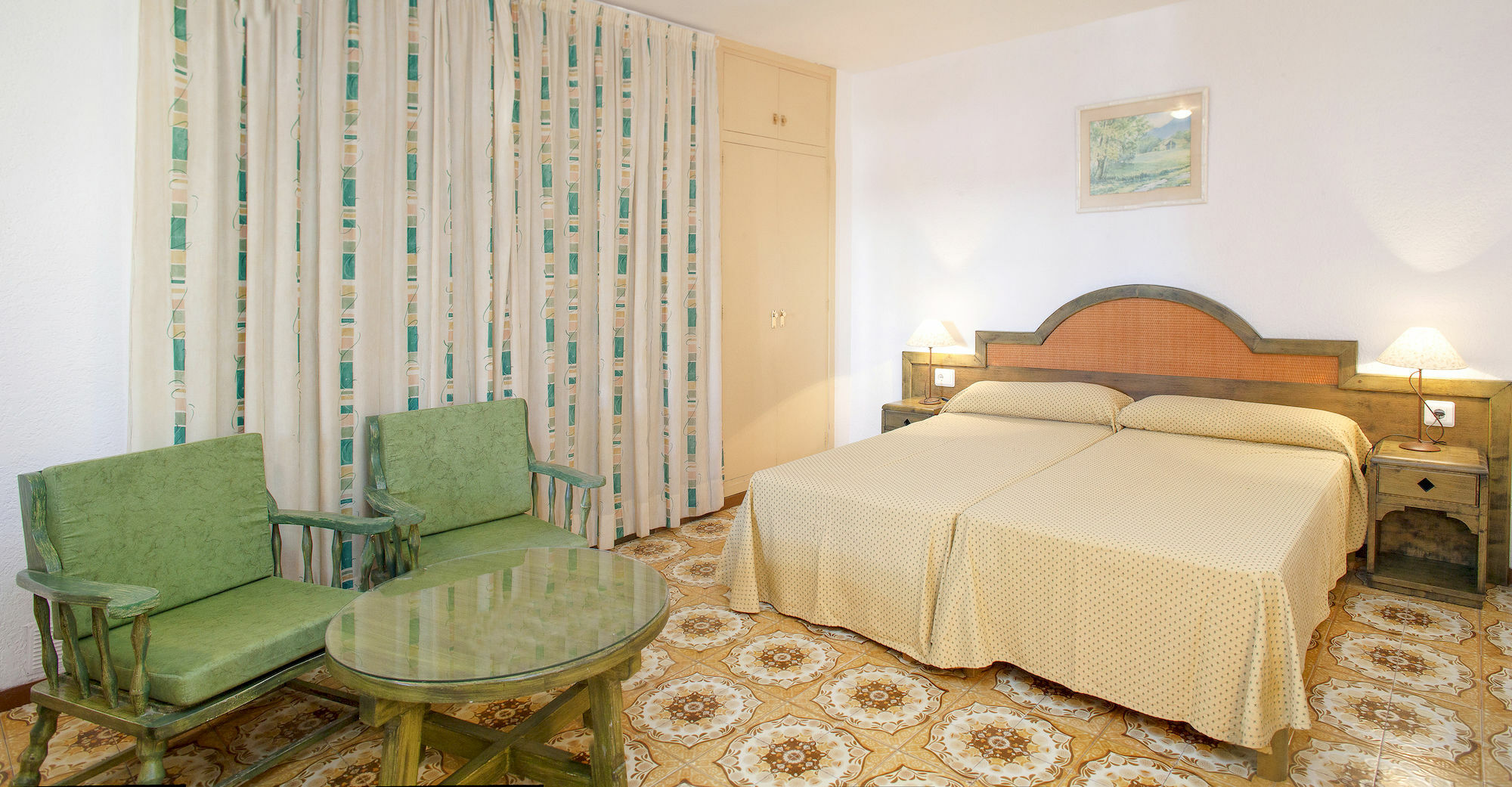 Apartamentos Bon Lloc Санта Еулалия дел Рио Екстериор снимка