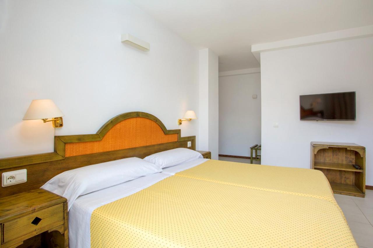 Apartamentos Bon Lloc Санта Еулалия дел Рио Екстериор снимка