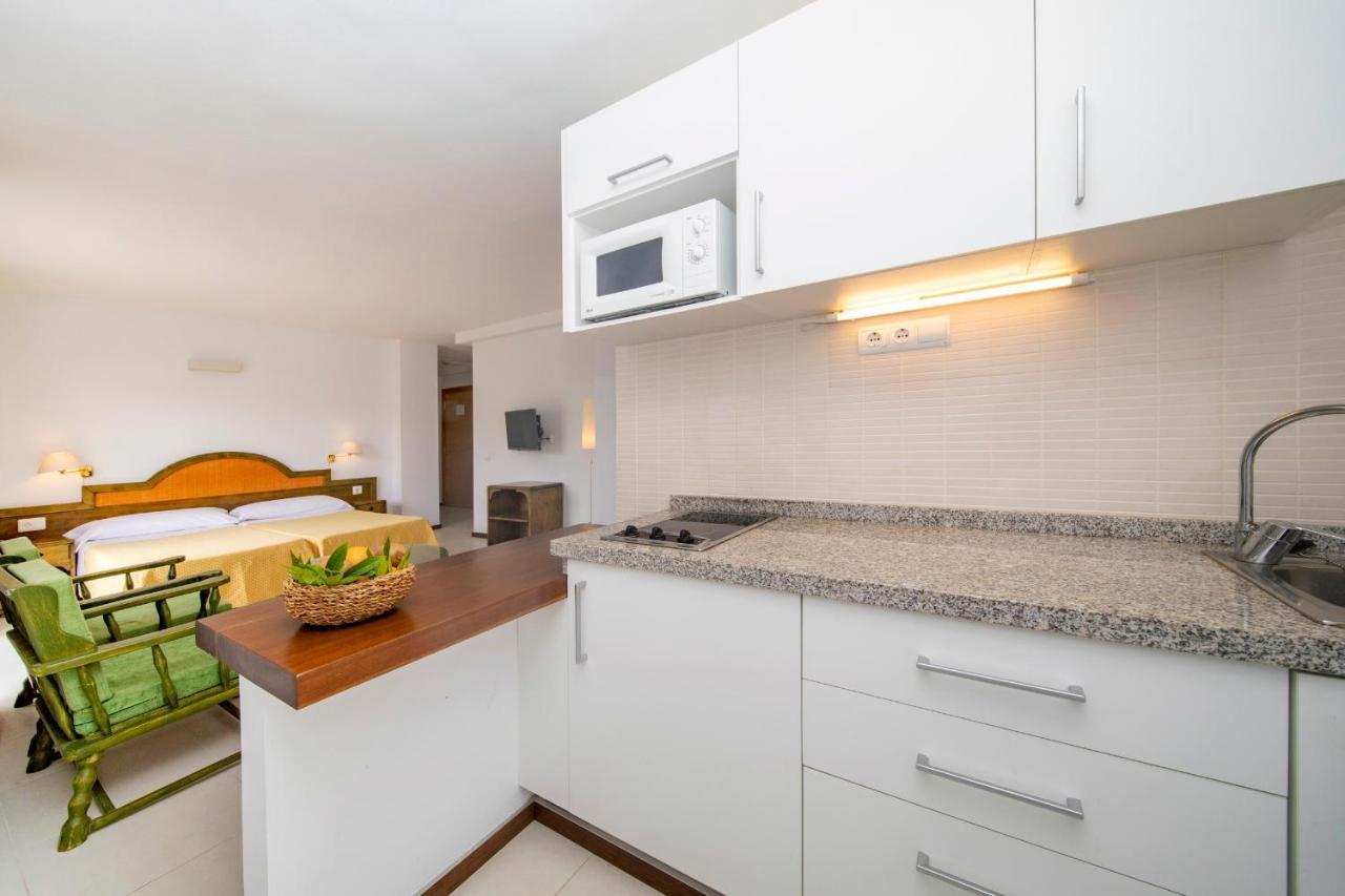 Apartamentos Bon Lloc Санта Еулалия дел Рио Екстериор снимка