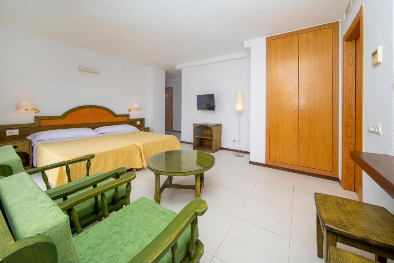 Apartamentos Bon Lloc Санта Еулалия дел Рио Екстериор снимка