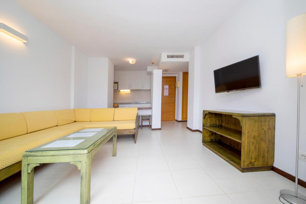 Apartamentos Bon Lloc Санта Еулалия дел Рио Екстериор снимка