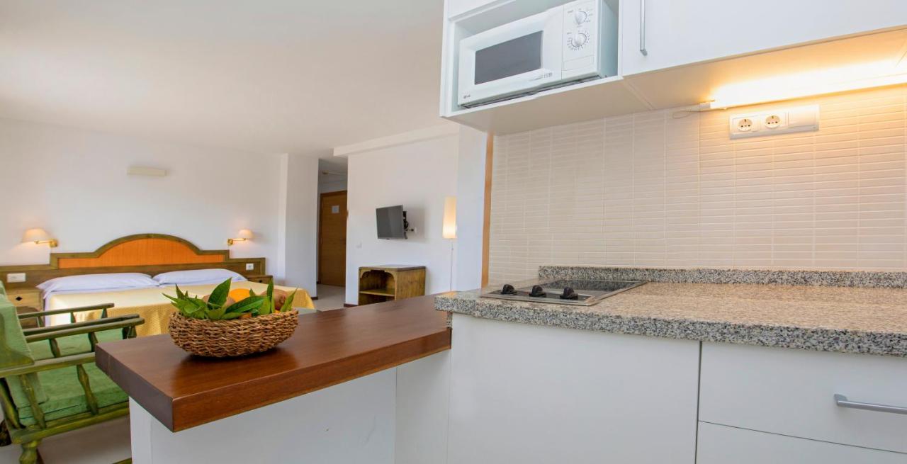Apartamentos Bon Lloc Санта Еулалия дел Рио Екстериор снимка