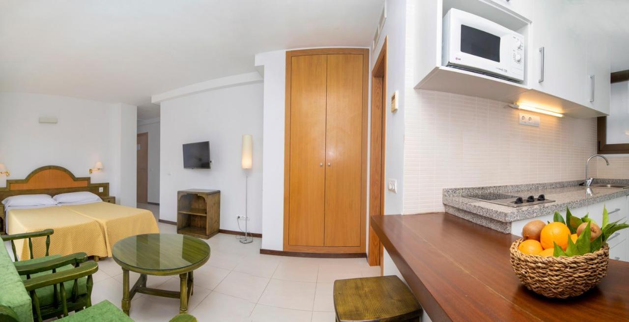 Apartamentos Bon Lloc Санта Еулалия дел Рио Екстериор снимка