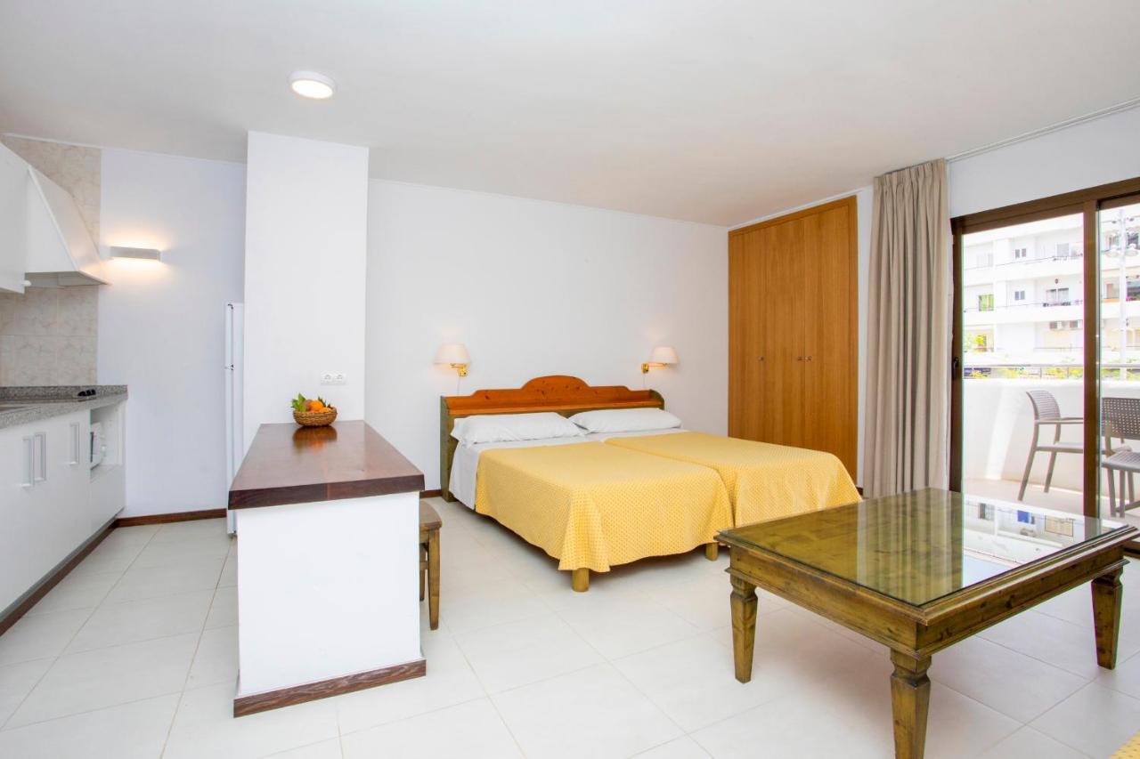 Apartamentos Bon Lloc Санта Еулалия дел Рио Екстериор снимка