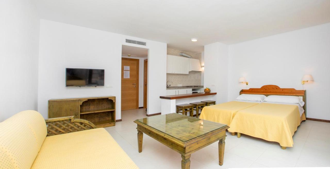 Apartamentos Bon Lloc Санта Еулалия дел Рио Екстериор снимка
