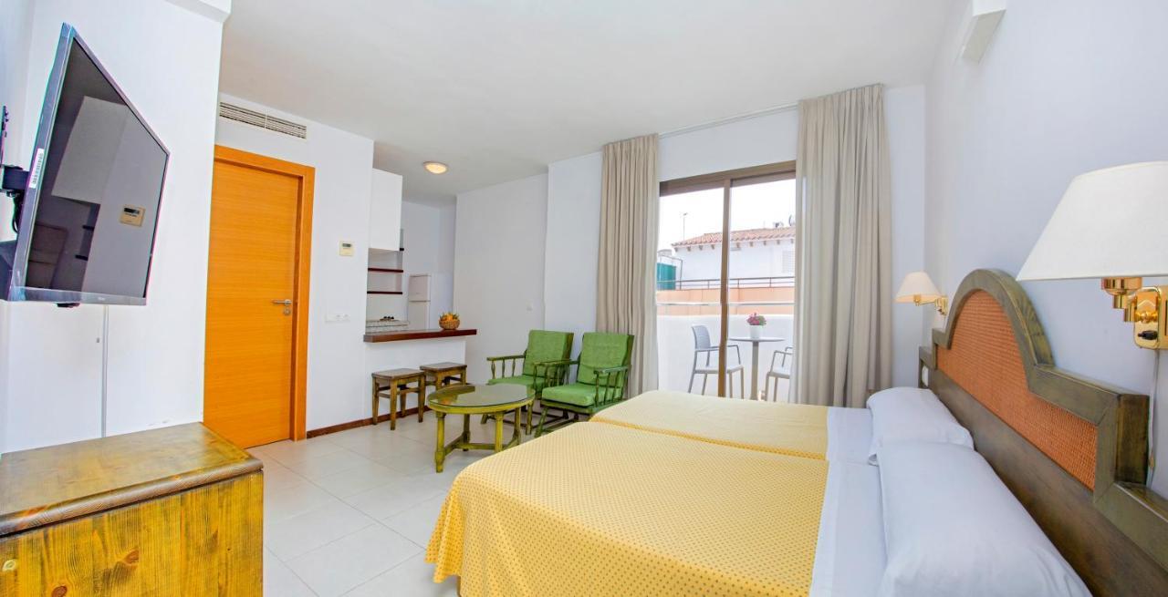 Apartamentos Bon Lloc Санта Еулалия дел Рио Екстериор снимка